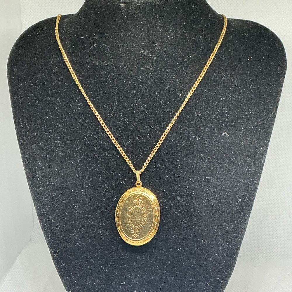 Vintage Gold Tone Etched Locket Pendant Necklace